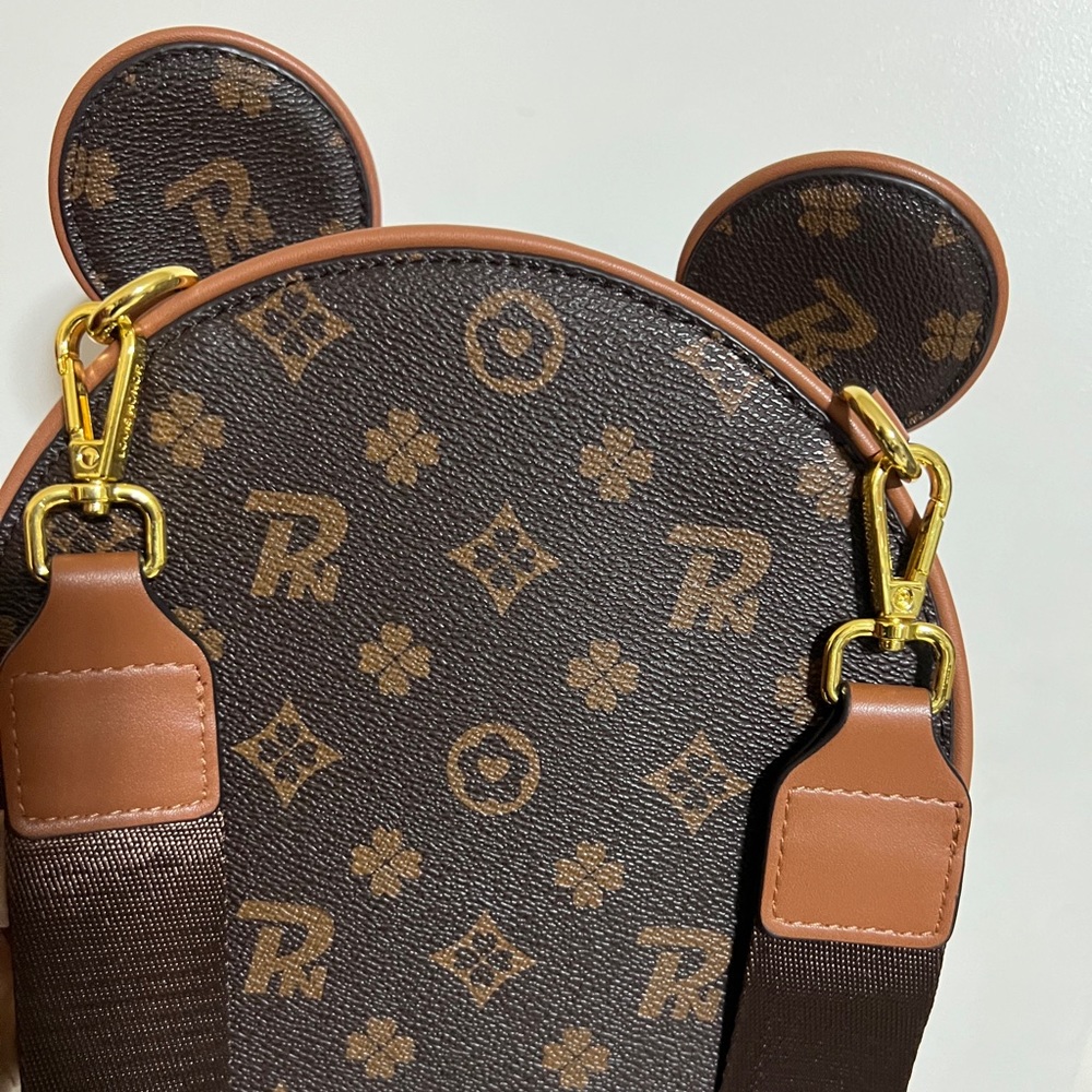 ✨$450✨ WATER PROOF MICKEY MOUSE ZIPPER CROSSBODY BAG Disney land - Picture 7 of 14